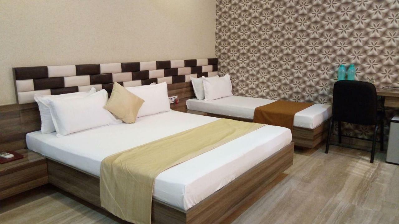 Hotel Shahi Darbar Navsari Buitenkant foto
